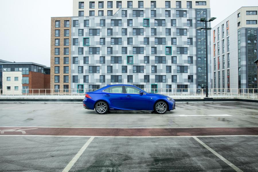  Lexus IS300h F-Sport 2016 года  (UK) (фото 8 из 17)